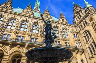 Hamburg, Almanya - Mayıs 2019: Hamburg Rathaus'ta Hygeieia Çeşmesi ile (City Hall) güneşli havalarda iç bahçe, Hamburg, Almanya'nın Özgür ve Hansa Şehrinin yerel yönetim koltuğu