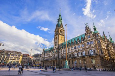 Hamburg, Almanya - Mayıs 2019: Hamburg Belediye Binası'nın güneşli havalarda görünümü, Hamburg, Almanya'nın Özgür ve Hansa Şehrinin yerel yönetim koltuğu