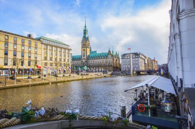 Hamburg, Almanya - Mayıs 2019: Hamburg Belediye Binası'nın güneşli havalarda görünümü, Hamburg, Almanya'nın Özgür ve Hansa Şehrinin yerel yönetim koltuğu