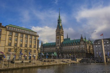 Hamburg, Almanya - Mayıs 2019: Hamburg Belediye Binası'nın güneşli havalarda görünümü, Hamburg, Almanya'nın Özgür ve Hansa Şehrinin yerel yönetim koltuğu