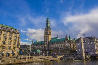Hamburg, Almanya - Mayıs 2019: Hamburg Belediye Binası'nın güneşli havalarda görünümü, Hamburg, Almanya'nın Özgür ve Hansa Şehrinin yerel yönetim koltuğu