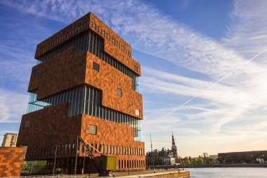 Antwerp, Belçika - Mayıs 2019: Belçika'nın Antwerp bölgesiNin Eilandje semtinde Scheldt nehri kıyısında yer alan Museum aan de Stroom