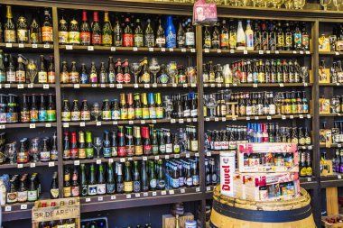 ANTWERP, BELGIUM - Mayıs 2019: Belçika 'da Antwerp, Belçika' nın merkezinde harika bir geleneksel bira tercihi bulunan bir bira dükkanı