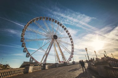 Antwerp, Belçika - Mayıs 2019: Güneşli bir günde Antwerp rıhtımında Dev Dönme Dolap, Belçika