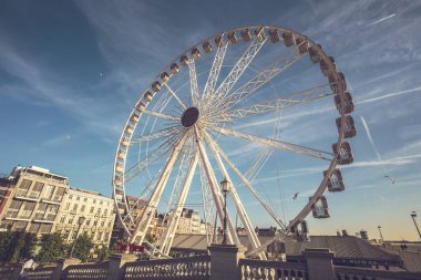 Antwerp, Belçika - Mayıs 2019: Güneşli bir günde Antwerp rıhtımında Dev Dönme Dolap, Belçika