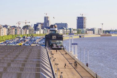 Antwerp, Belçika - Mayıs 2019: Güneşli bir günde Scheldt nehri boyunca antwerp rıhtımı, Belçika