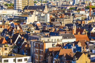 Anvers, Belçika - Mayıs 2019: Anvers şehrinin havadan görünümü, Antwerp'in çatıları, dönme dolap görünümü, Belçika