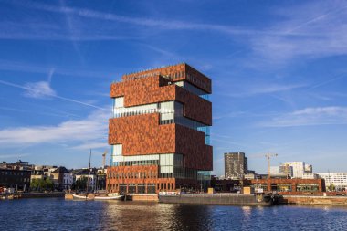 Antwerp, Belçika - Mayıs 2019: Belçika'nın Antwerp bölgesiNin Eilandje semtinde Scheldt nehri kıyısında yer alan Museum aan de Stroom