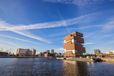 Antwerp, Belçika - Mayıs 2019: Belçika'nın Antwerp bölgesiNin Eilandje semtinde Scheldt nehri kıyısında yer alan Museum aan de Stroom