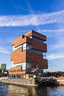 Antwerp, Belçika - Mayıs 2019: Belçika'nın Antwerp bölgesiNin Eilandje semtinde Scheldt nehri kıyısında yer alan Museum aan de Stroom