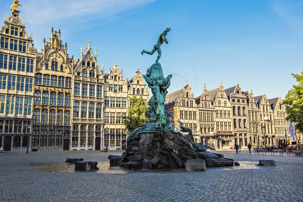 Anvers, Belçika - Mayıs 2019: Brabo Fountain, Anvers Grote Markt'ın merkezinde, Belçika