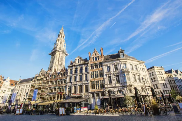 ANTWERP, BELGIUM - Mayıs 2019: açık kafe ve Belçika 'nın Antwerp kentindeki Grote Markt Meydanı' ndaki eski binalar