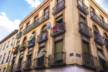 Madrid 'de geleneksel İspanyol mimarisi Plaza Belediye Başkanı Meydanı, İspanya 