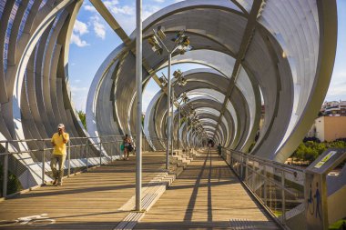 Madrid, İspanya - Haziran 2018: Güneşli bir günde Madrid parkında Arganzuela Köprüsü, İspanya