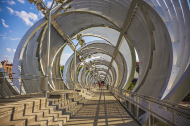 Madrid, İspanya - Haziran 2018: Güneşli bir günde Madrid parkında Arganzuela Köprüsü, İspanya