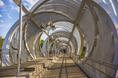 Madrid, İspanya - Haziran 2018: Güneşli bir günde Madrid parkında Arganzuela Köprüsü, İspanya