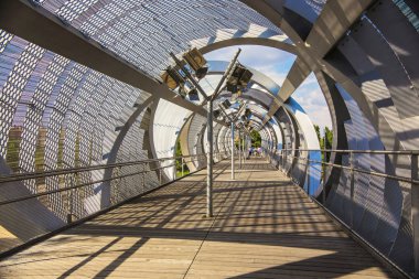 Madrid, İspanya - Haziran 2018: Güneşli bir günde Madrid parkında Arganzuela Köprüsü, İspanya