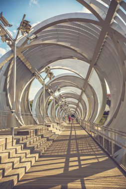 Madrid, İspanya - Haziran 2018: Güneşli bir günde Madrid parkında Arganzuela Köprüsü, İspanya