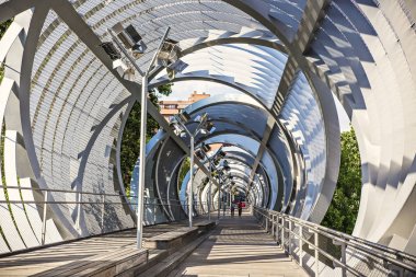 Madrid, İspanya - Haziran 2018: Güneşli bir günde Madrid parkında Arganzuela Köprüsü, İspanya