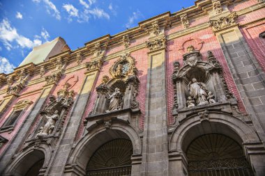 Madrid, İspanya - Haziran 2018: Madrid'deki Barok Kilise San Millan e San Cayetano Cephesi, İspanya