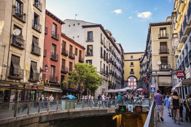 Madrid 'de geleneksel İspanyol mimarisi Plaza Belediye Başkanı Meydanı, İspanya 