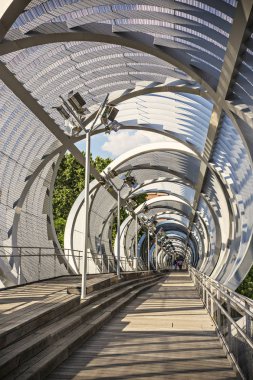 Madrid 'deki Arganzuela Köprüsü güneşli bir günde, İspanya