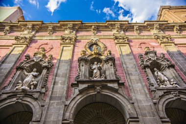 Madrid, İspanya - Haziran 2018: Madrid'deki Barok Kilise San Millan e San Cayetano Cephesi, İspanya