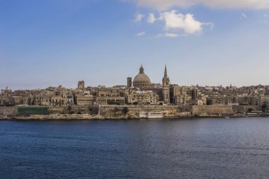 La Valletta, Malta - Ekim 2018: Liman manzaralı la Valletta eski kentinin havadan görünümü ve geleneksel Malta mimarisi, Malta