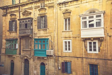 Valetta, Malta - Eylül 2018: Geleneksel Malta mimarisi. La Valetta, Malta'da renkli ahşap balkonlu eski tarihi evler