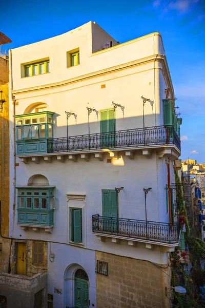 Valetta, Malta - Eylül 2018: Geleneksel Malta mimarisi. La Valetta, Malta'da renkli ahşap balkonlu eski tarihi evler