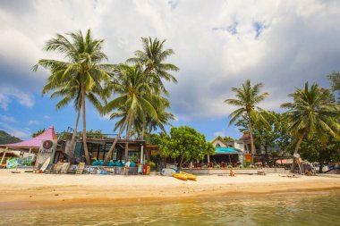 Koh Tao, Tayland - Mart 2019: Koh Tao adasında tropikal cennet kumlu plaj, Koh Samui, Tayland. Tayland Beach Holiday. Güneşli bir günde Tropikal Tay plajı.