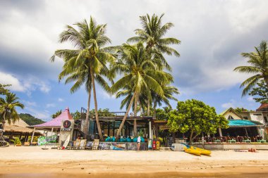 Koh Tao, Tayland - Mart 2019: Koh Tao adasında tropikal cennet kumlu plaj, Koh Samui, Tayland. Tayland Beach Holiday. Güneşli bir günde Tropikal Tay plajı.