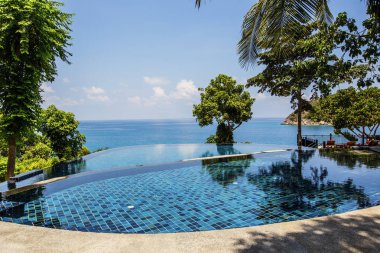 Koh Tao, Tayland - Nisan 2019: Açık perspektifli deniz manzarası ve yüzme havuzu, Koh Tao adasında harika bir tatil, Tayland