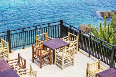 Koh Tao, Tayland - Nisan 2019: Koh Tao'da güzel deniz manzaralı açık hava restoranı. Tayland deniz manzaralı egzotik otel restoranı.