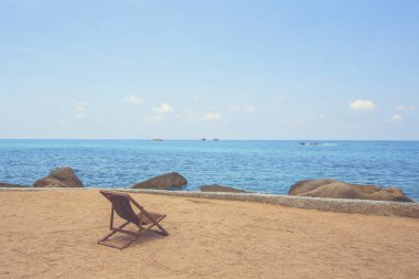 Tayland 'daki Koh Tao Oteli' nin deniz kıyısındaki ahşap iskelede iskemleler.