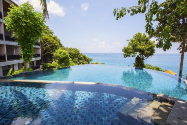 Koh Tao, Tayland - Nisan 2019: Açık perspektifli deniz manzarası ve yüzme havuzu, Koh Tao adasında harika bir tatil, Tayland