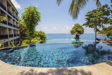 Koh Tao, Tayland - Nisan 2019: Açık perspektifli deniz manzarası ve yüzme havuzu, Koh Tao adasında harika bir tatil, Tayland