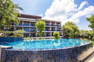 Koh Tao, Tayland - Nisan 2019: Açık perspektifli deniz manzarası ve yüzme havuzu, Koh Tao adasında harika bir tatil, Tayland