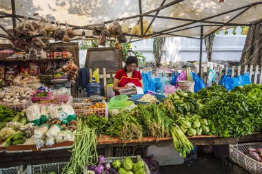 Sebze ve sebze pazarı tezgahı Luang Prabang, Laos 'ta taze ürünlerle dolu.