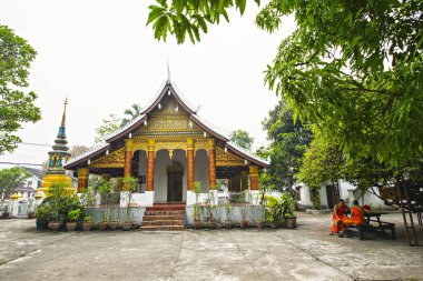 Luang Prabang, Laos 'taki geleneksel Laos Budist tapınağı. Laos 'taki tapınakta çalışan keşişler