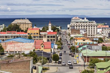 Punta Arenas, Şili - Şubat 2019: Arka planda Macellan Boğazı ile Punta Arenas kasabasının havadan görünümü (Mirador Cerro De La Cruz). Punta Arenas Ufuk Çizgisi, Patagonya Chilena, Şili