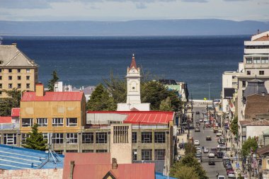 Punta Arenas, Şili - Şubat 2019: Arka planda Macellan Boğazı ile Punta Arenas kasabasının havadan görünümü (Mirador Cerro De La Cruz). Punta Arenas Ufuk Çizgisi, Patagonya Chilena, Şili