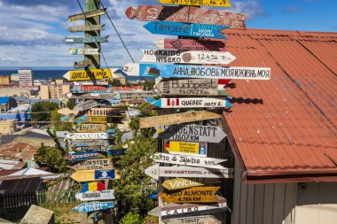 Punta Arenas, Şili - Şubat 2019: Punta Arenas Mirador yakınlarındaki Kilometre Mesafe İşaretleri, Şili