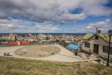 Punta Arenas şehrinin arka planında Macellan Boğazı (Mirador Cerro De La Cruz) ile hava manzarası. Punta Arenas 'ın Skyline' ı, Patagonya Chilena, Şili