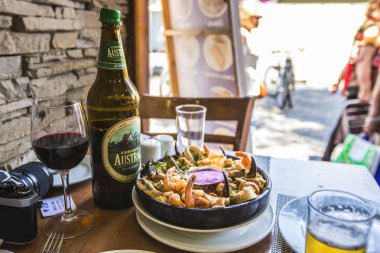 Santiago, Şili - Şubat 2019: Santiago'daki Geleneksel restoranda yemek. Deniz ürünleri (mariscos), yerel şarap ve Bira Austral şişe, Şili bir bardak ile Tabak