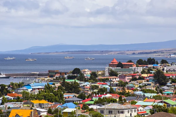 Punta Arenas, Şili - Şubat 2019: Arka planda Macellan Boğazı ile Punta Arenas kasabasının havadan görünümü (Mirador Cerro De La Cruz). Punta Arenas Ufuk Çizgisi, Patagonya Chilena, Şili
