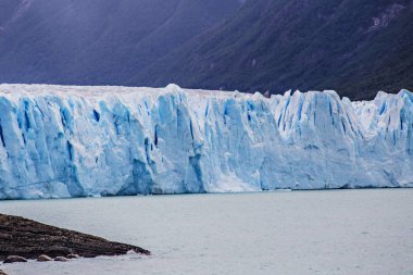 Los Glaciers Ulusal Parkı 'ndaki Perito Moreno Buzulu' ndaki buz mağarası manzarası, Patagonya Arjantin, Santa Cruz Eyaleti, Arjantin