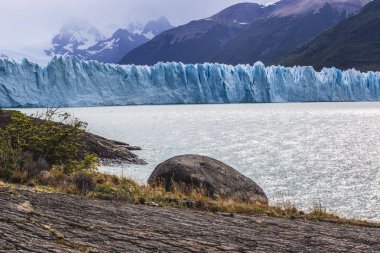 Los Glaciers Ulusal Parkı 'ndaki Perito Moreno Buzulu' ndaki buz mağarası manzarası, Patagonya Arjantin, Santa Cruz Eyaleti, Arjantin