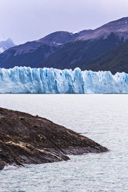 Arjantin, Patagonya 'daki Los Glaciers Ulusal Parkı' ndaki Perito Moreno Buzulu. Mavi buzul, antik buz, El Calafate, Patagonya