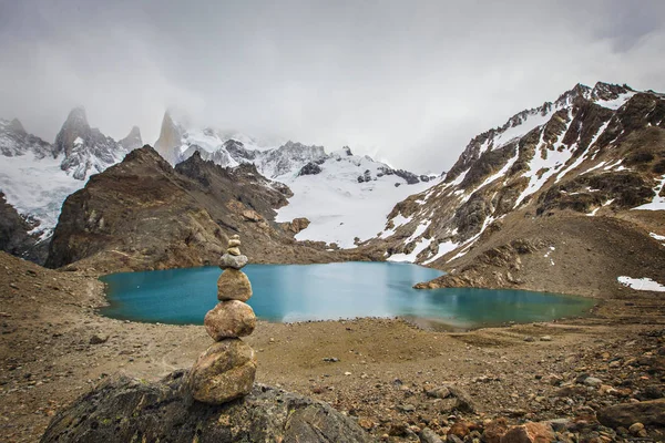 Steinpyramide Vor Dem Türkisfarbenen Wassersee Patagonien Dem Nationalpark Los Glaciers — Stockfoto